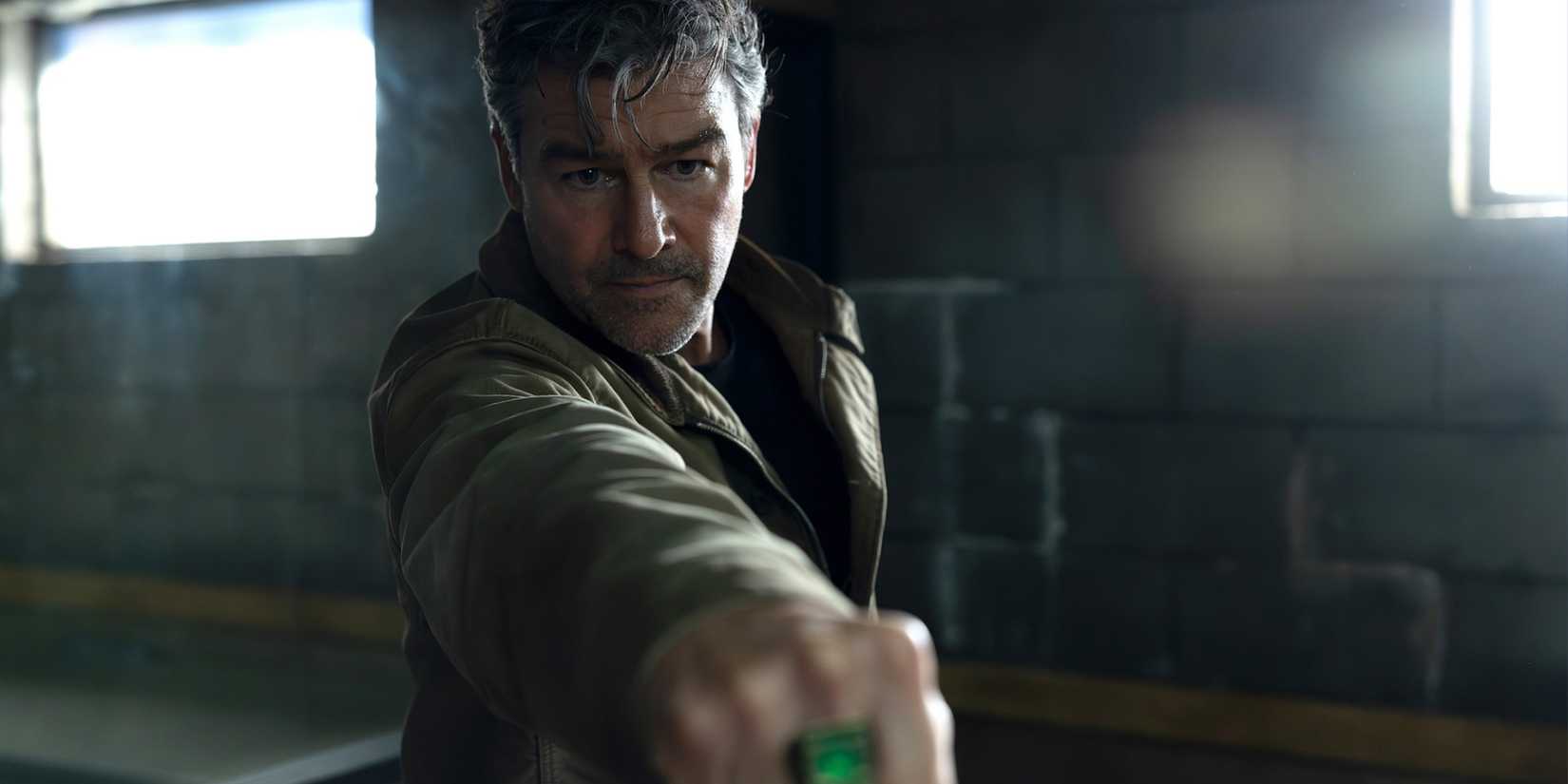 Hal Jordan (Kyle Chandler) holds out his Green Lantern power ring in the 'Lanterns' pilot