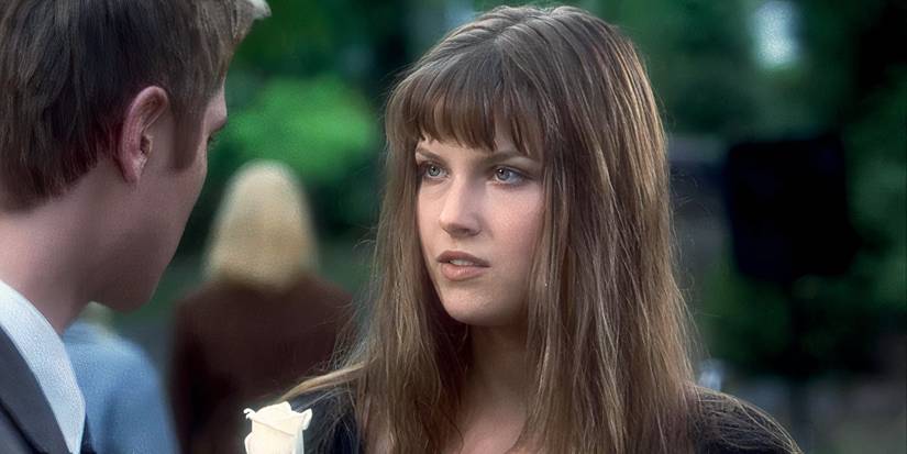 Ali Larter as Clear Rivers, in the funeral scene, holding a white rose — ‘Final Destination’ (2000) 