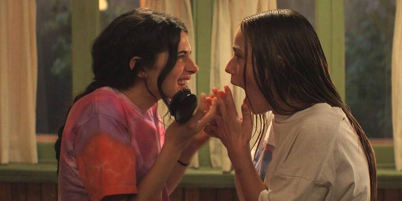 Annie (Ella Rubin) and Ramona (Amélie Hoeferle) in 'Sterling Point'