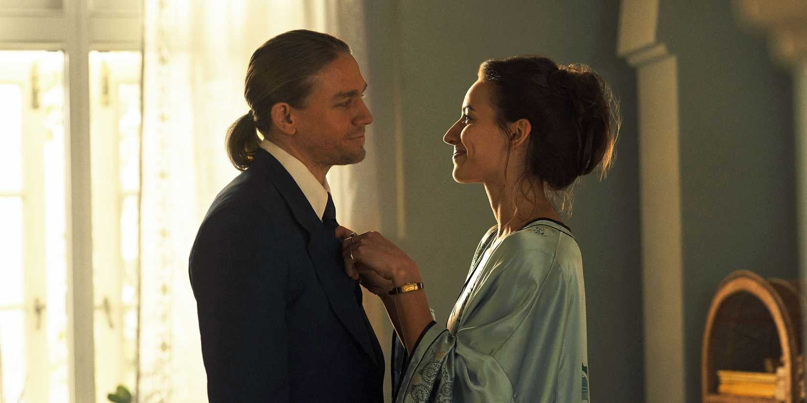 Charlie Hunnam, Antonia Desplat in Shantaram