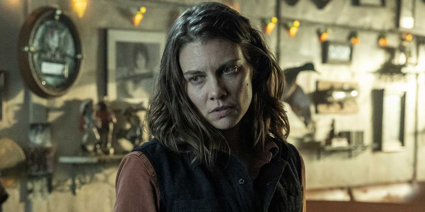 Lauren Cohan as Maggie with her head tilted to the right while standing in a bar in The Walking Dead: Dead City