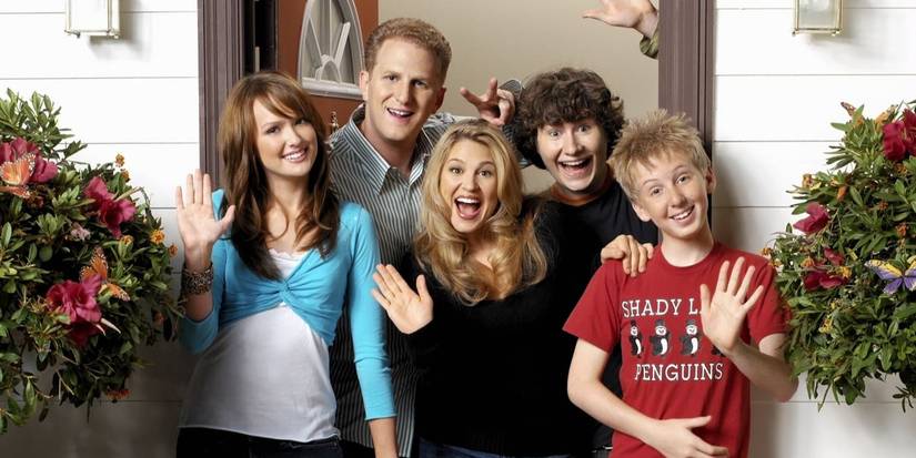 The cast of 'The War at Home' waving