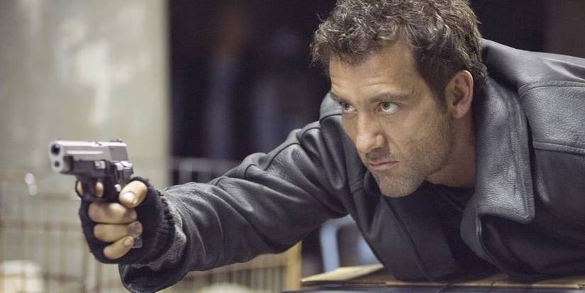 Clive Owen aiming a gun in Shoot 'Em Up