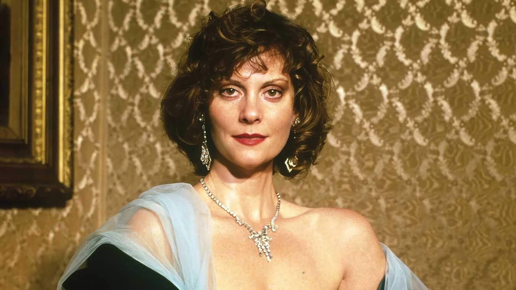Lesley Ann Warren as Miss Scarlet in 'Clue'