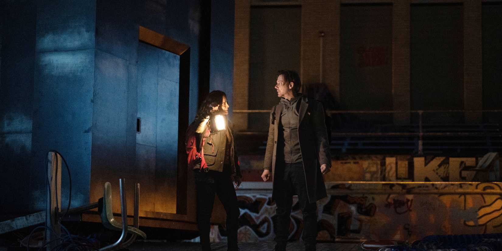 Alice Braga as Amanda Lucas and Jimmi Simpson as Ryan Holder in Dark Matter Season 2, Episode 2.