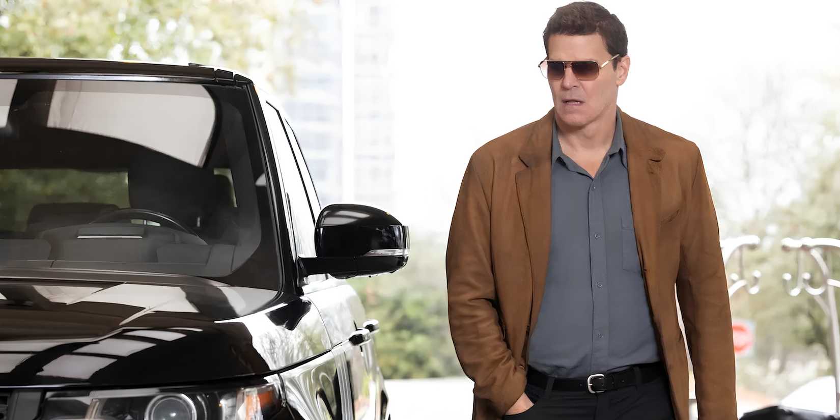 Jim Rockford (David Boreanaz) seen wearing sunglasses and walking beside a car in The Rockford Files (2026).