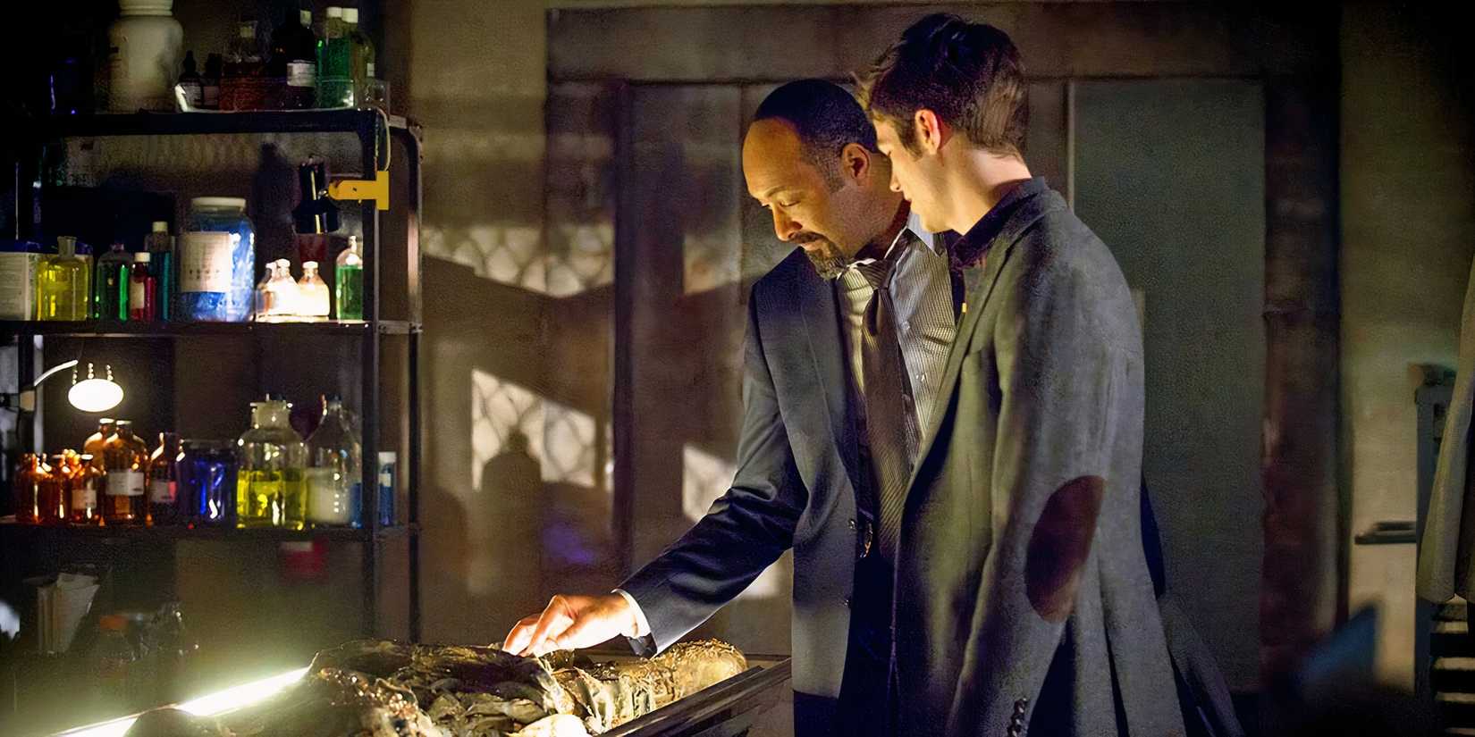 Joe West and Barry Allen investigating Harrison Wells' true body in The Flash Season 1, Episode 19
