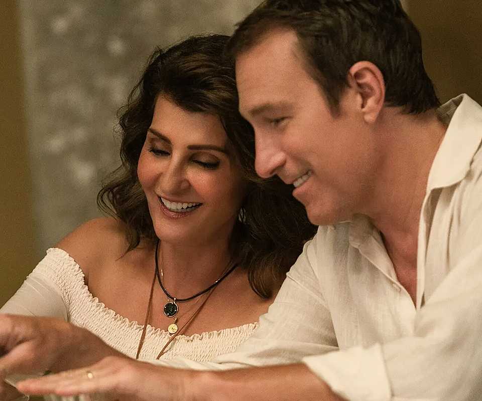 Nia Vardalos and John Corbett pouring a bottle in My Big Fat Greek Wedding 3