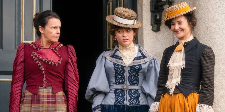 Mary (Claire Cooper), Liza (Shannon Lavelle), and Ma (Julie Graham) in The Hardacres
