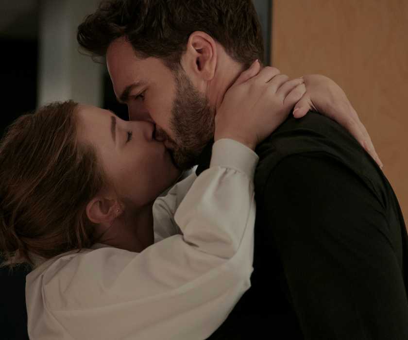 Lili Reinhart kissing Tom Bateman in The Love Hypothesis