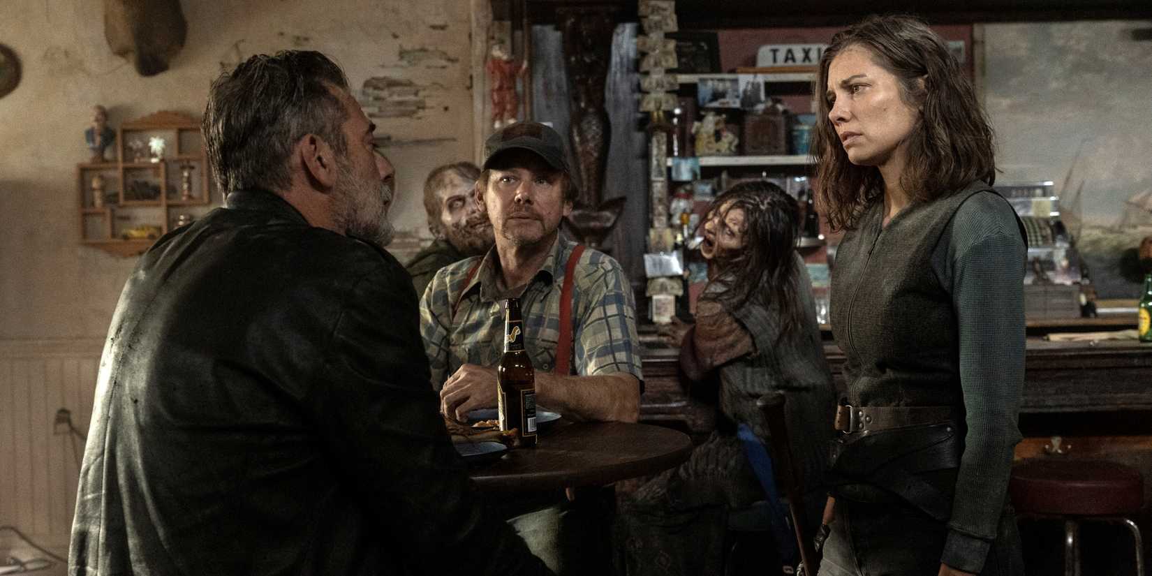 Lauren Cohan with Jeffrey Dean Morgan and Jimmi Simpson in Dillard's bar in The Walking Dead: Dead City