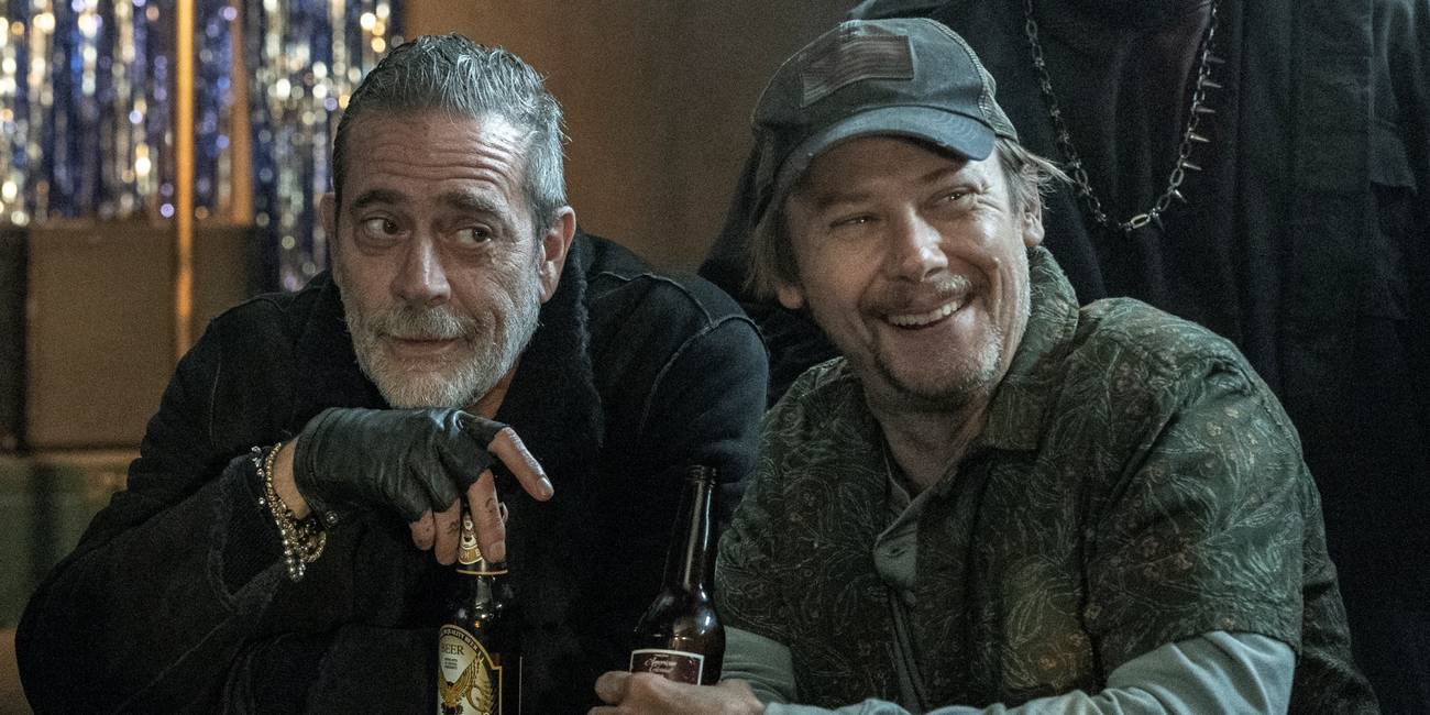Jimmi Simpson sitting at the bar and having beers with Jeffrey Dean Morgan in The Walking Dead: Dead City