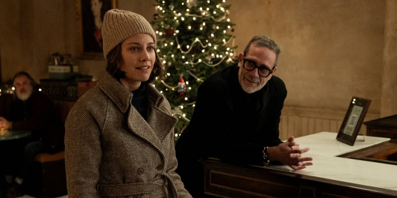 Jeffrey Dean Morgan as Negan leaning on a counter next to Lauren Cohan as Maggie in The Walking Dead: Dead City