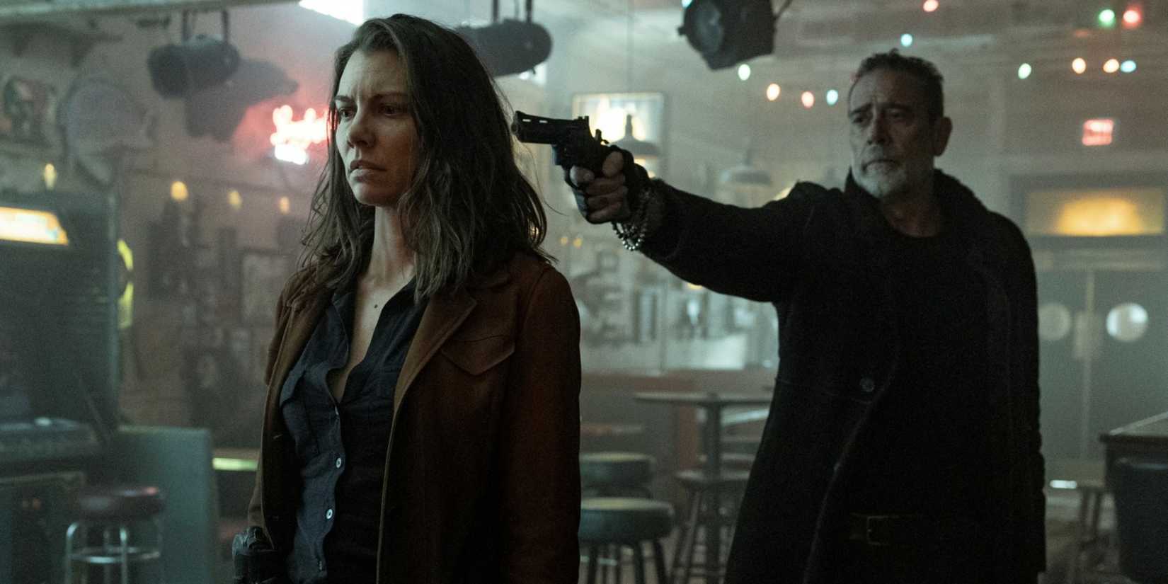 Jeffrey Dean Morgan as Negan holding a gun to the back of Lauren Cohan as Maggie in The Walking Dead: Dead City