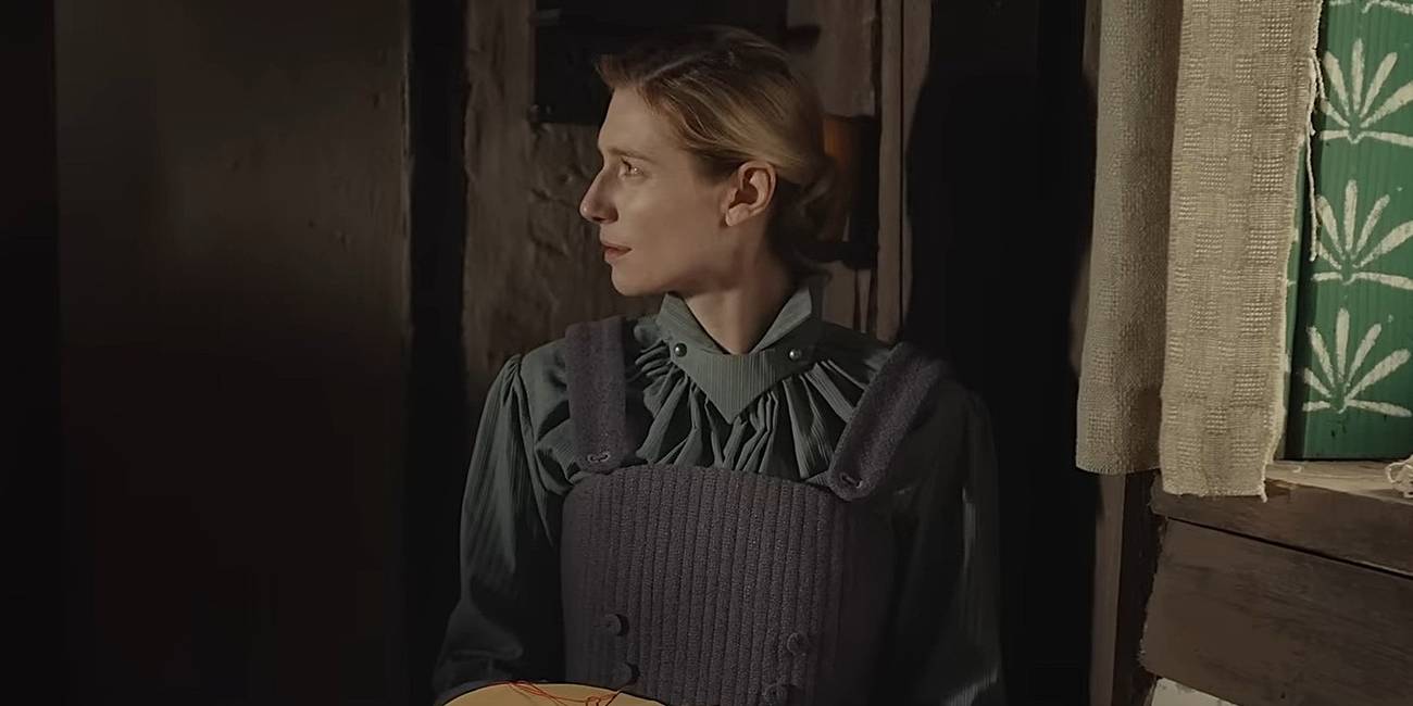 Elizabeth Debicki in Wicker.