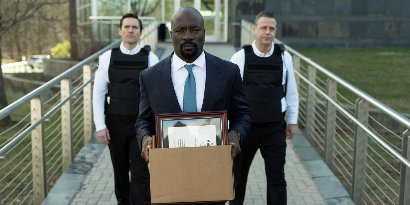 Mike Colter as Michael Price carrying his belongings out of his old office in a box in Cupertino
