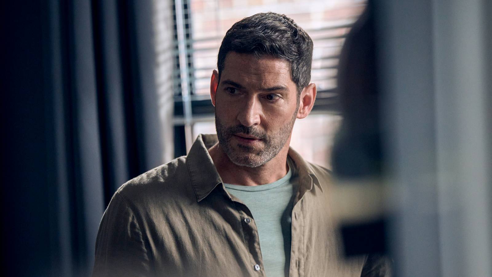„CIA“: Tom Ellis im eleganten Outfit für eine Undercover-Mission – Neuer ...