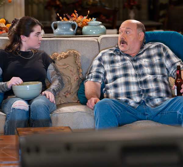 Raegan Revord sitting on the couch with Will Sasso in Georgie & Mandy's First Marriage Season 3