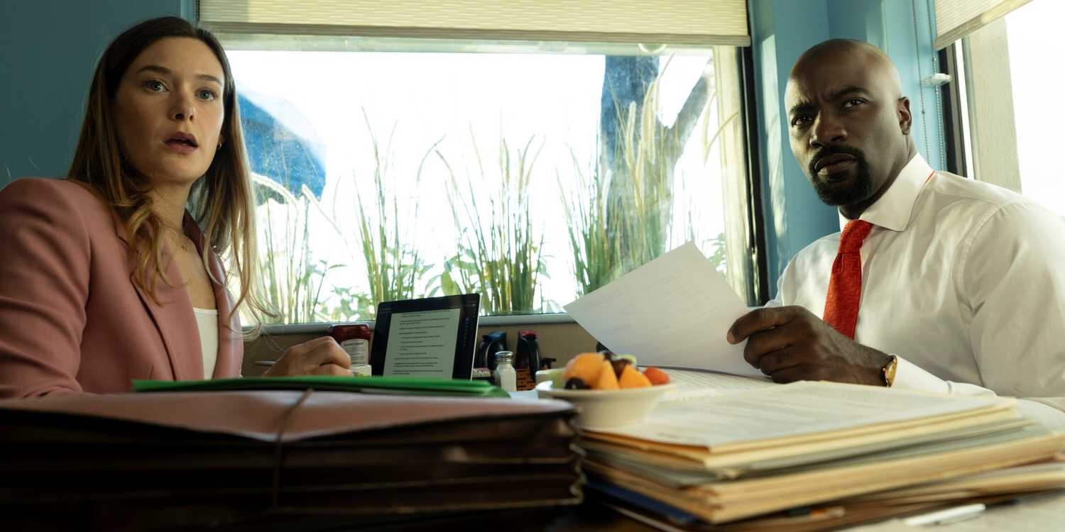 Mike Colter as Michael Price sitting with Rachel Keller as Olivia Siffre in a restaurant in Cupertino