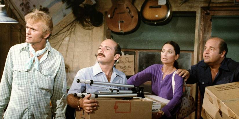 Jerry Reed, Luis Avalos, Suzanne Pleshette, and Dom DeLuise holding boxes and looking off camera in Hot Stuff