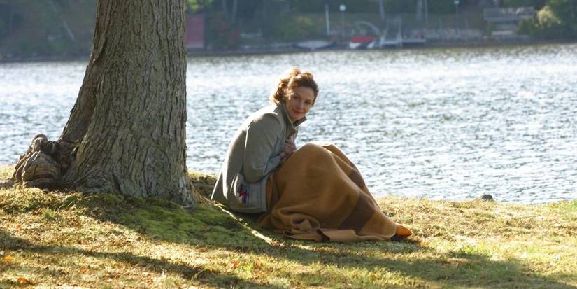 Julia Roberts wrapped up sitting my a river in 'Mona Lisa Smile'