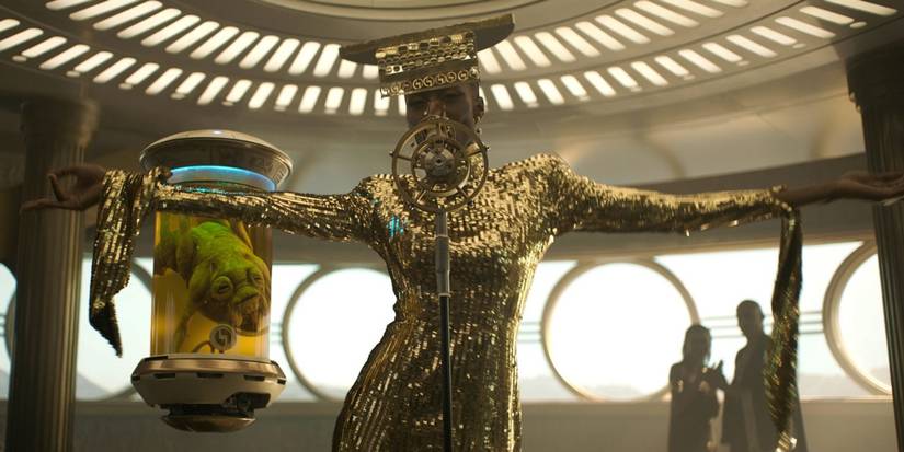 A human singer dressed in a gold suit singing in a lounge in Solo: A Star Wars Story