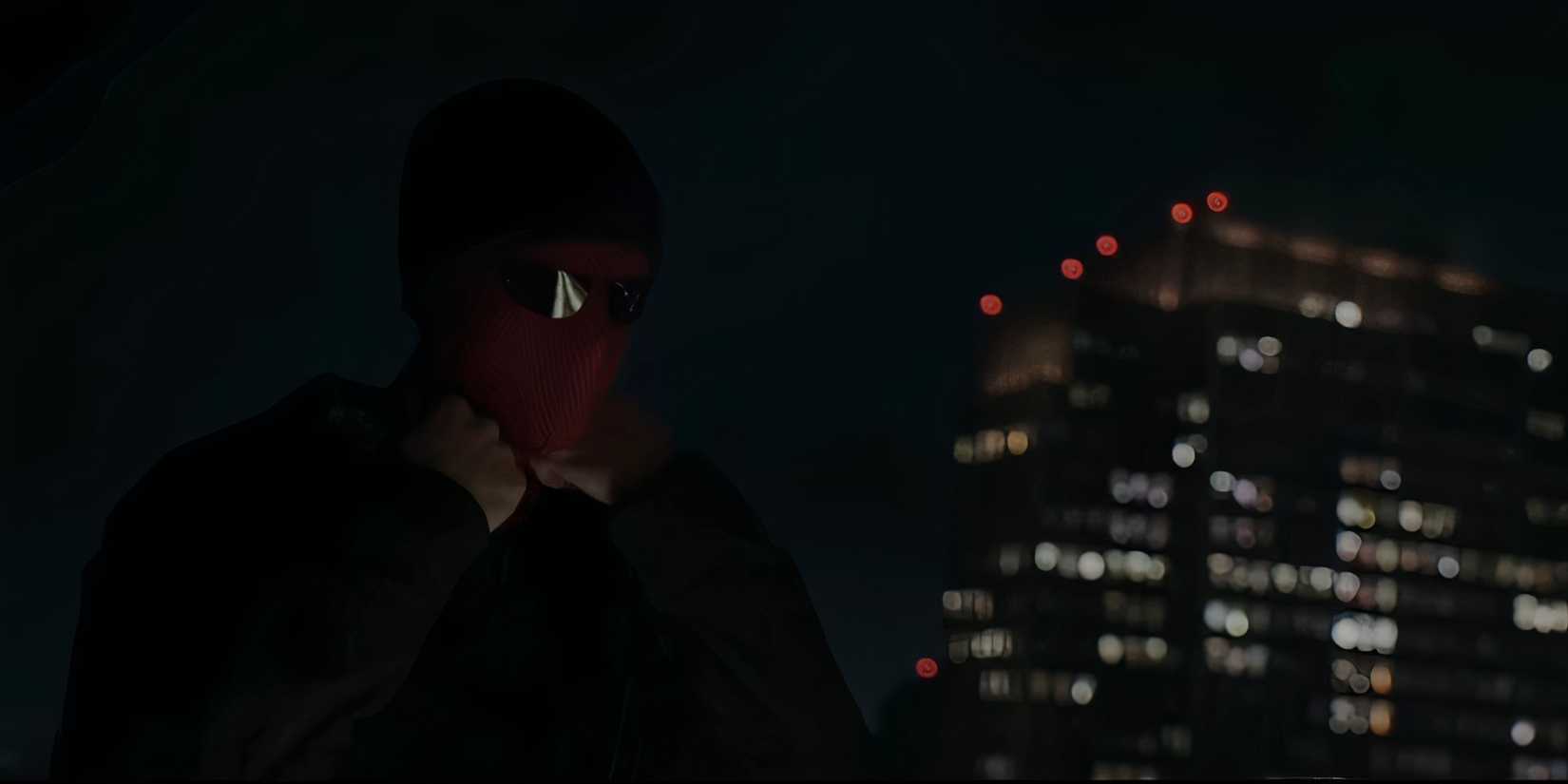 Vigilante Spider-Man pulling his mask on in The Amazing Spider-Man