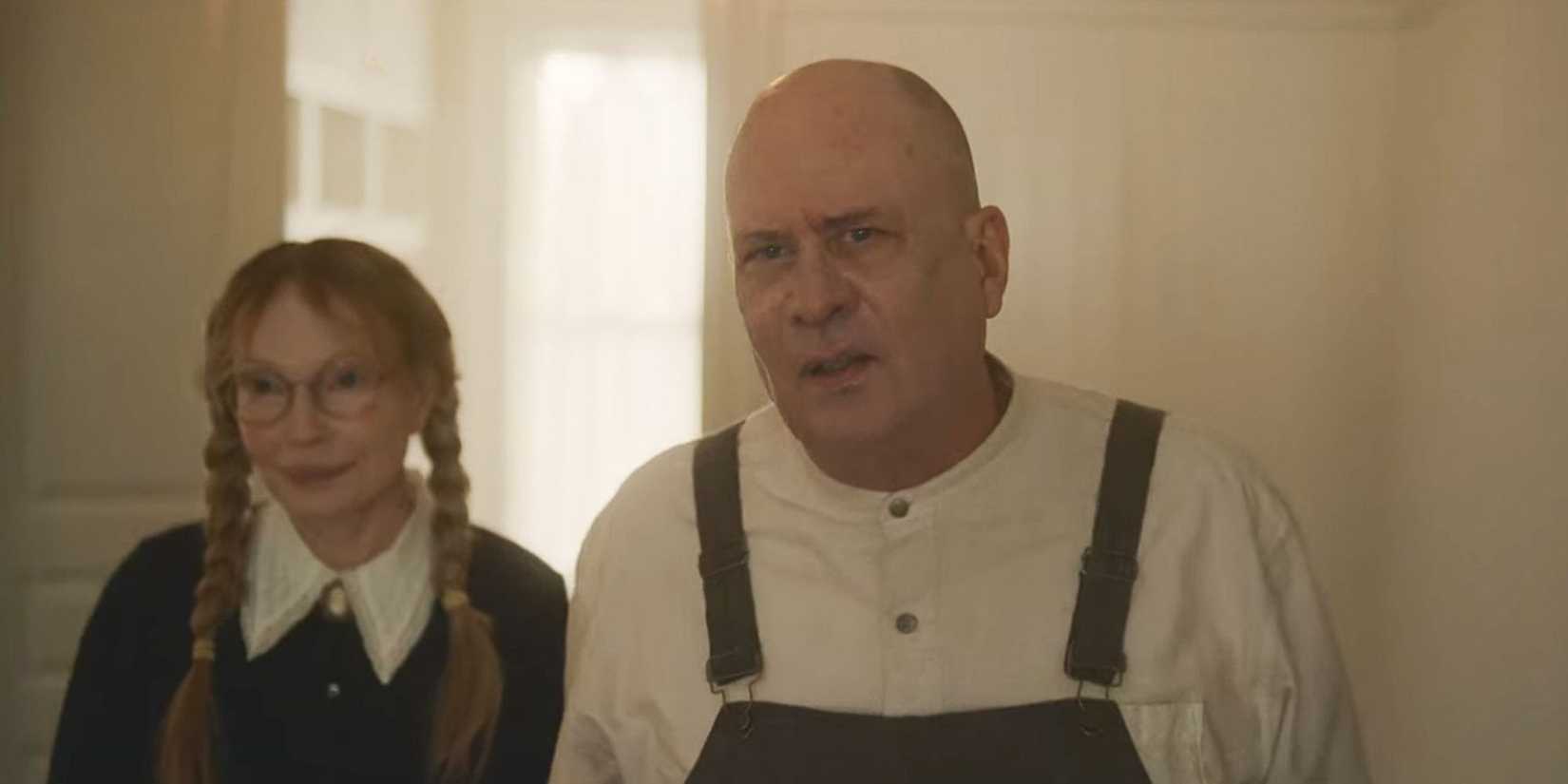 Pearl (Mia Farrow) and Jasper (Terry Kinney) in 'The Watcher'