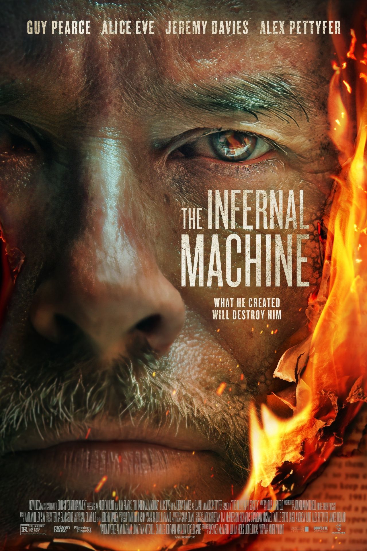 Pôster do filme The Infernal Machine com Guy Pearce em destaque.