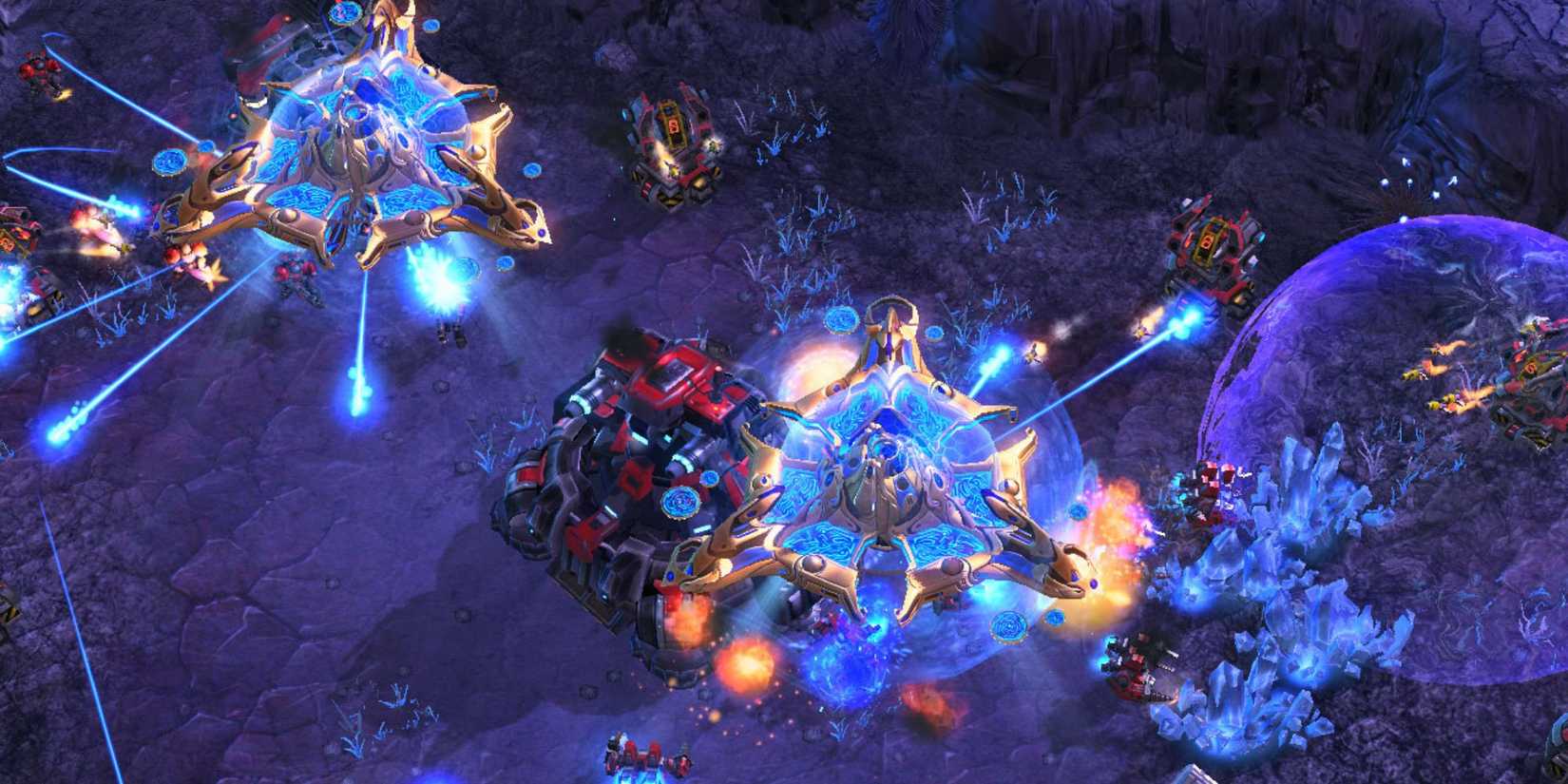 Robots fighting alien enemies in Starcraft 2
