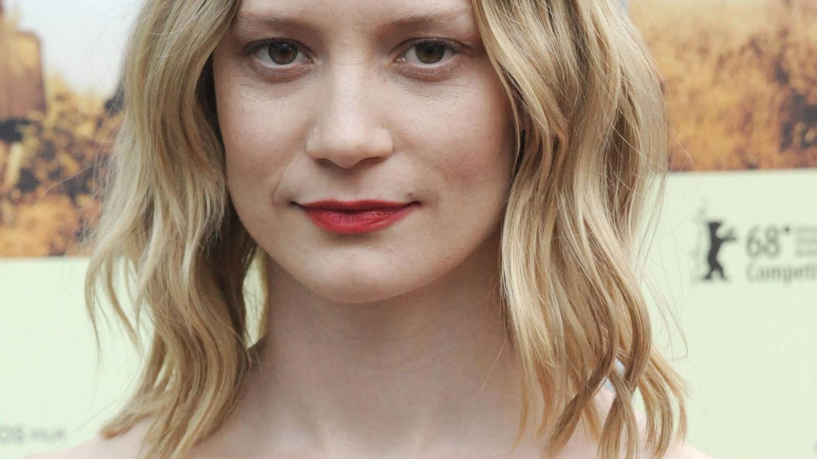 Mia Wasikowska | Collider, image size:1600x900