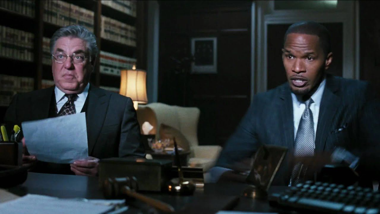 Cena de ação de Gerard Butler em Den of Thieves.