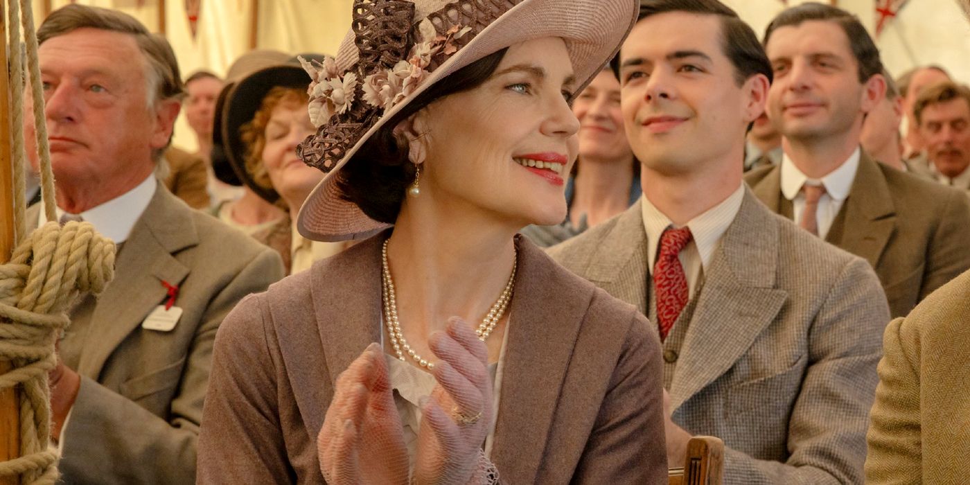 Uma mulher aplaudindo e sorrindo em uma cena de Downton Abbey: A Grande Final.