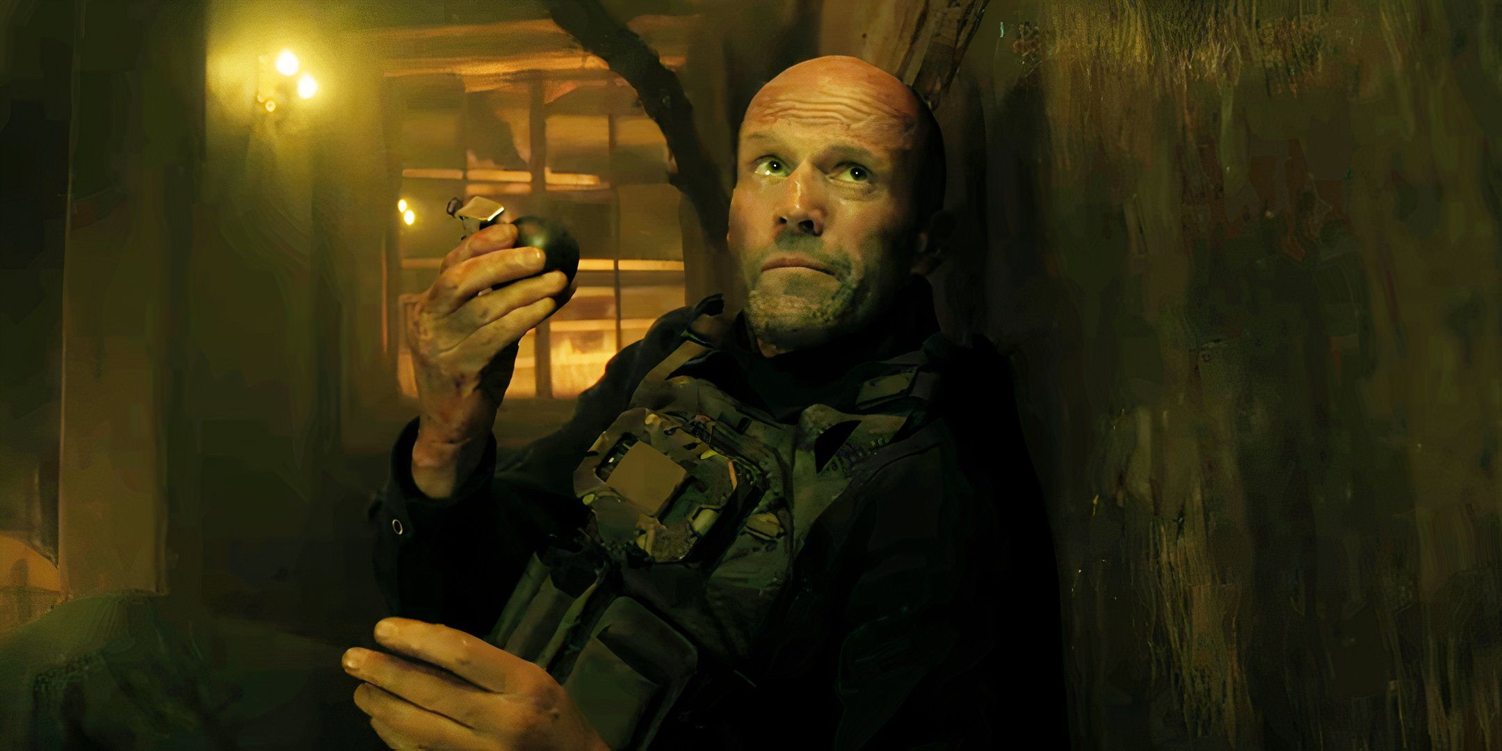 Jason Statham como Levon Cade em uma cena de ação de A Working Man.