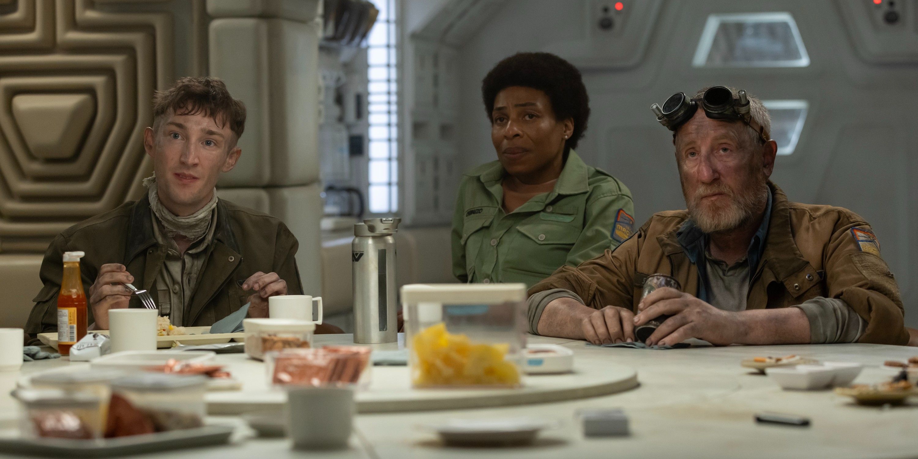 Personagens de Alien: Earth em uma situação tensa.