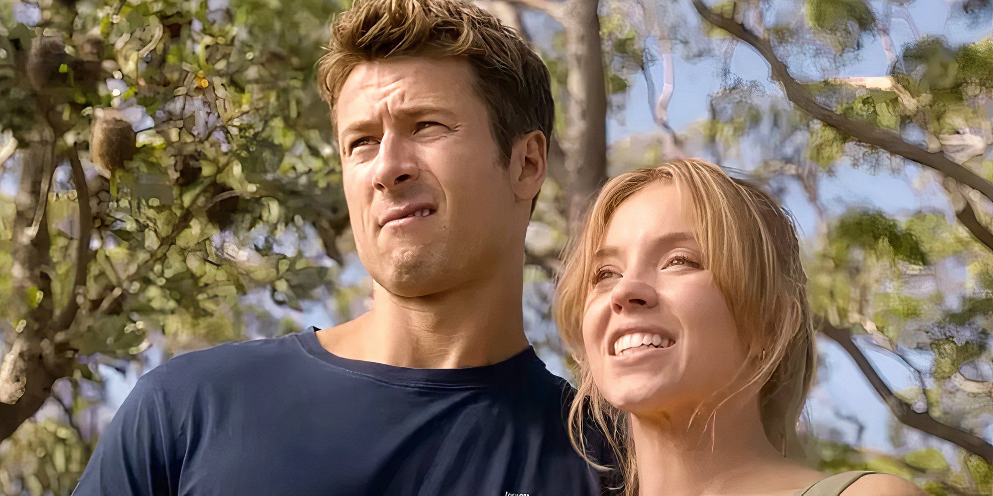 Glen Powell e Sydney Sweeney sorrindo em uma cena de Anyone But You.