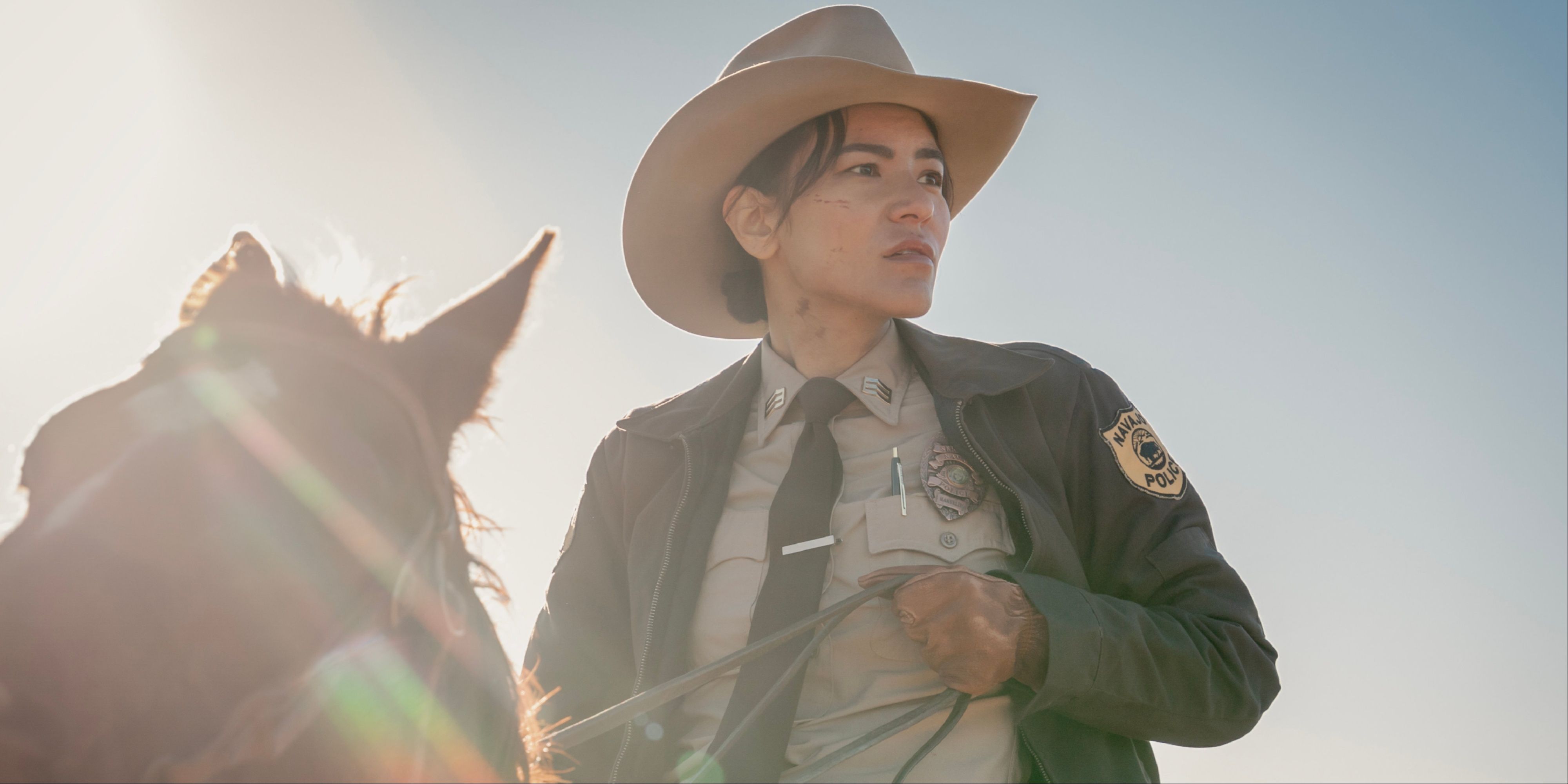 Jessica Matten em cavalo na série 'Dark Winds'