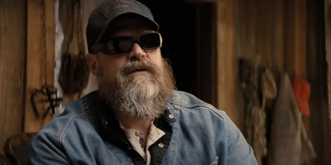 David Harbour como Gunny Leffertz em A Working Man.