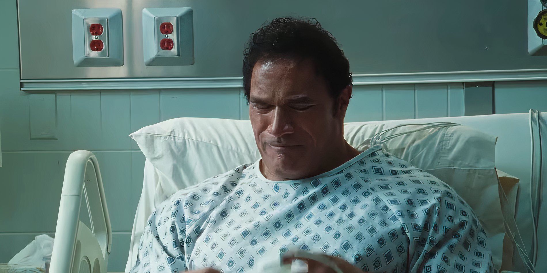 Dwayne Johnson em uma cama de hospital em 'The Smashing Machine'