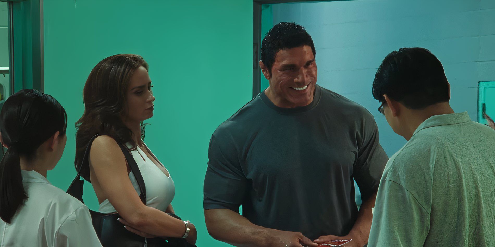 Emily Blunt e Dwayne Johnson com um médico em 'The Smashing Machine'