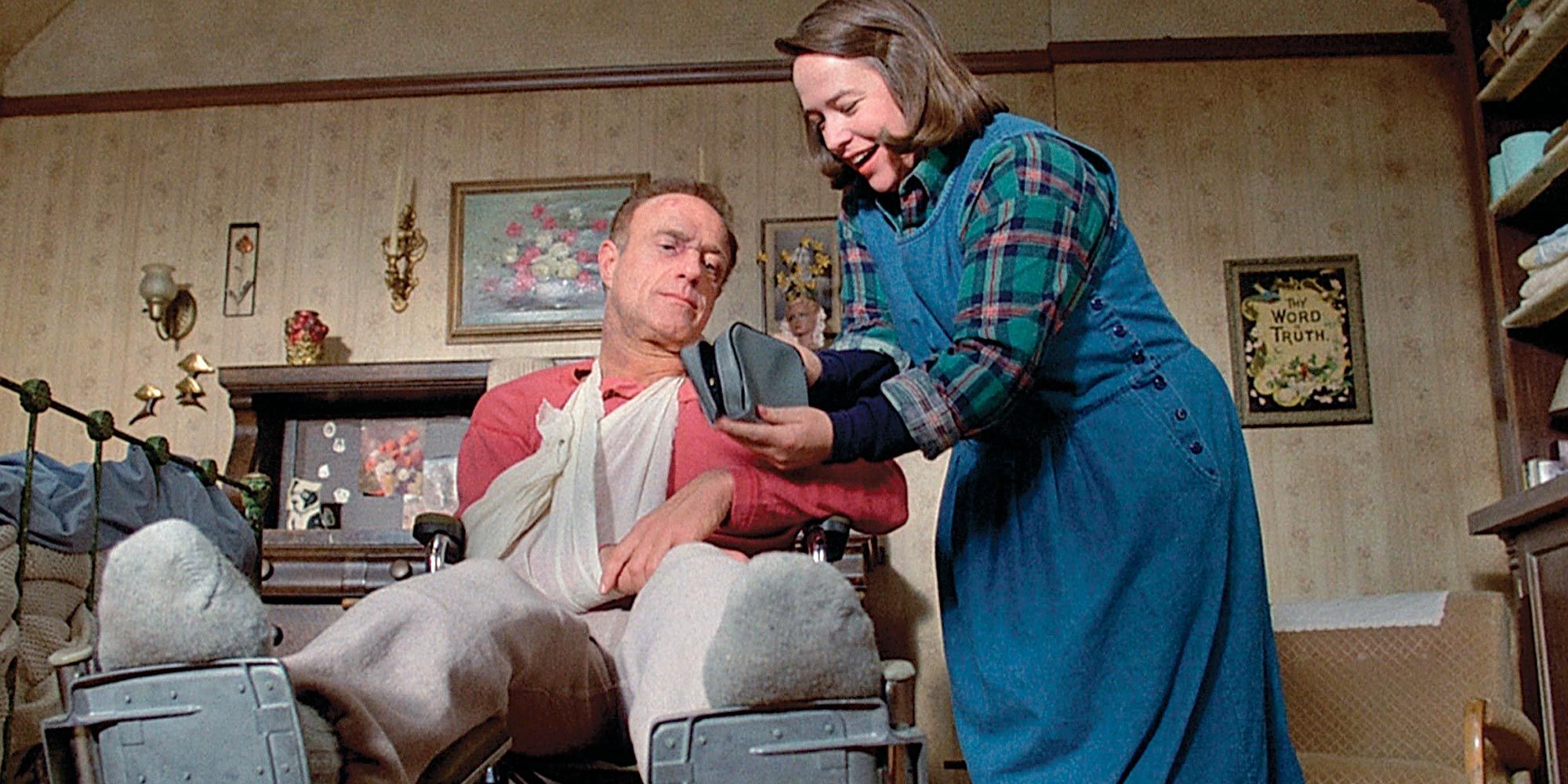 James Caan e Kathy Bates em cena do filme Misery.