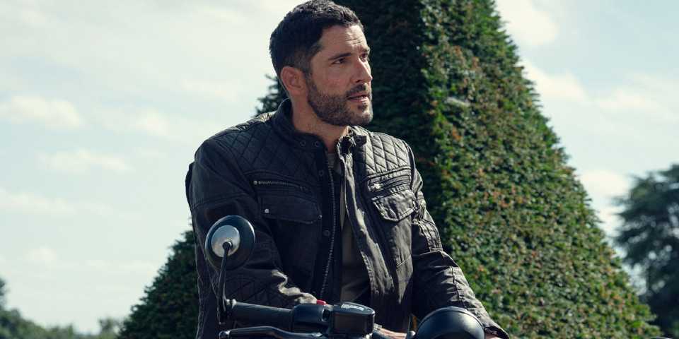 Probably Slaying ‘The Thursday Murder Club’ Star Tom Ellis Explains His Ice-Skating Bad ...
