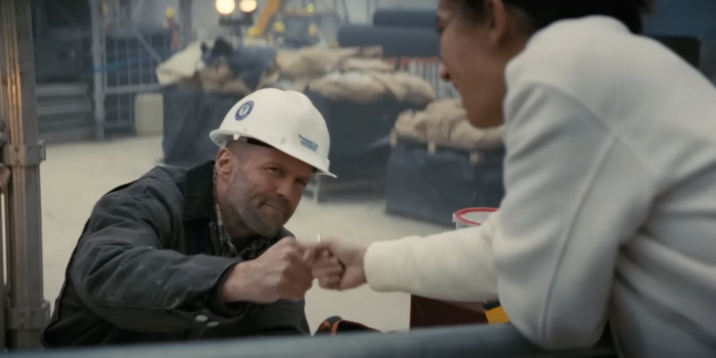 Jason Statham e Arianna Rivas trocam um cumprimento em A Working Man.
