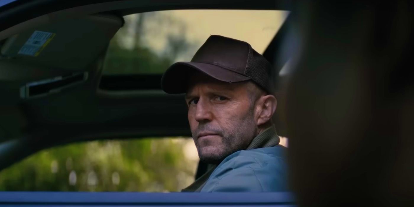 Jason Statham dirige um jipe em uma cena de A Working Man.