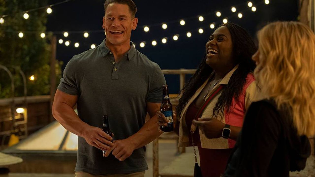John Cena e Danielle Brooks nos bastidores de Peacemaker.