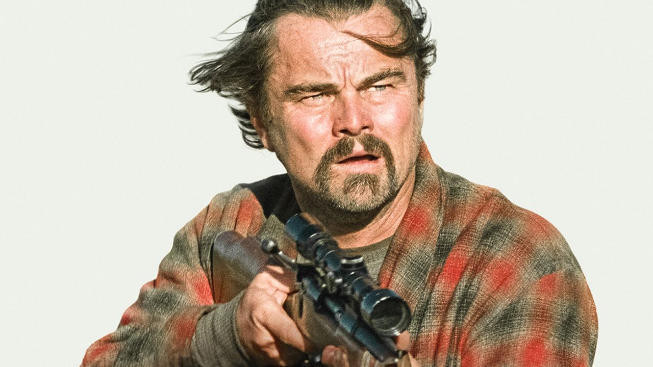 Leonardo DiCaprio com uma arma em uma cena do filme One Battle After Another.