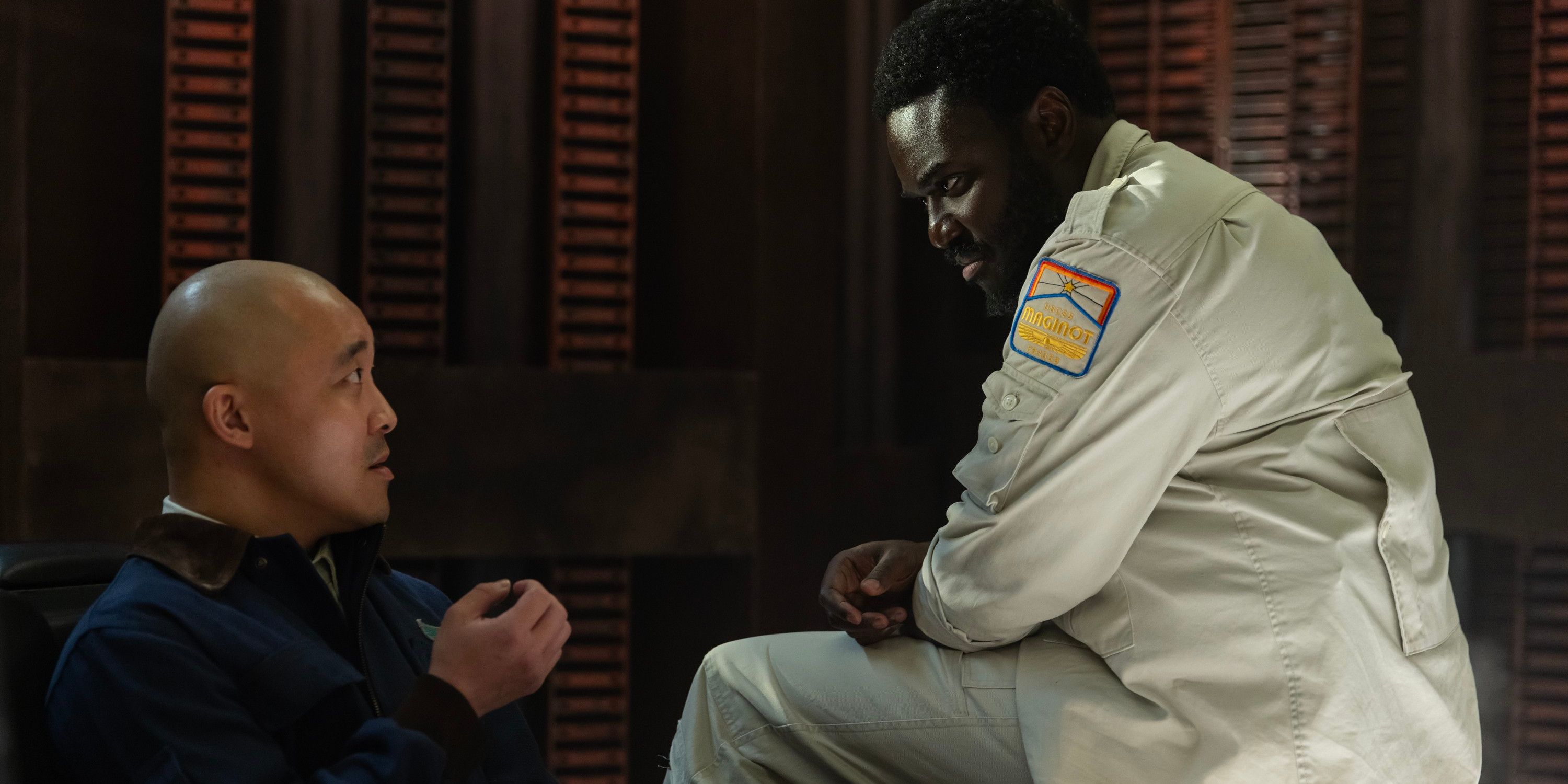 Morrow questionando Teng em Alien: Earth.