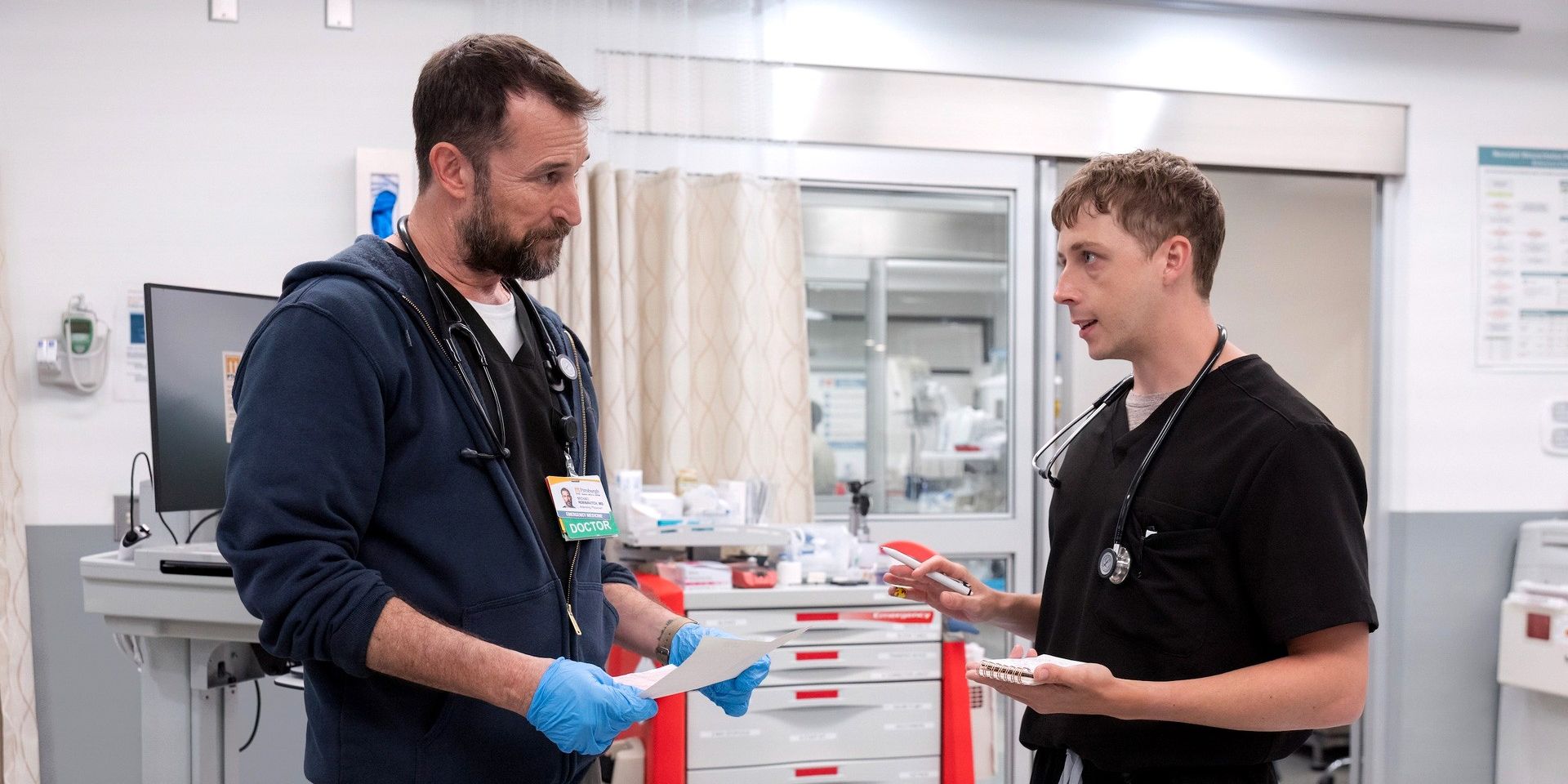 Noah Wyle e Gerran Howell em cena de The Pitt.