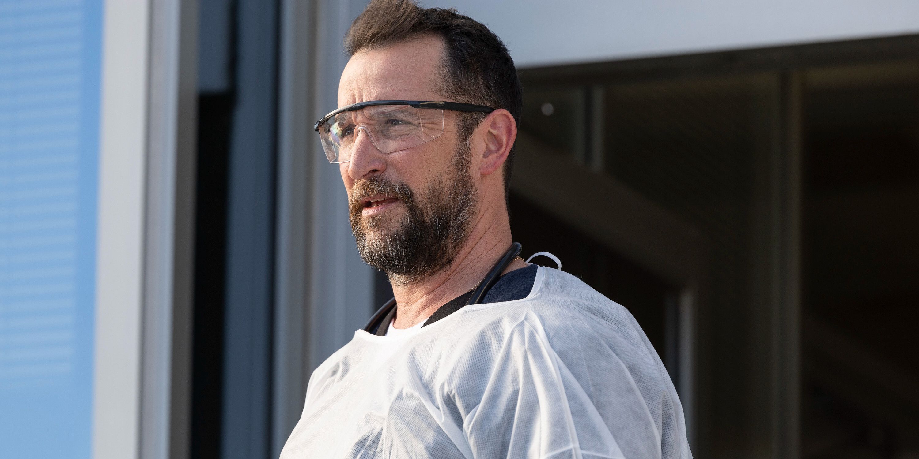 Noah Wyle como Dr. Michael 'Robby' Robinavitch em The Pitt.