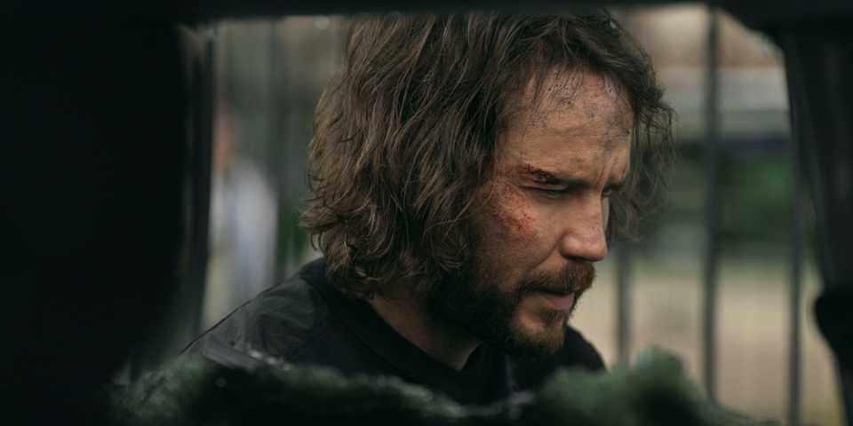 taylor-kitsch-as-ben-edwards-side-profile-with-blood-on-his-face-in-the-terminal-list-dark-wolf.jpg